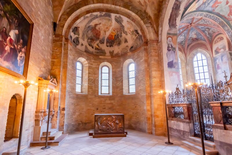 Praga republika czeska maj 2019 : st. bazylika georges w zamku prague