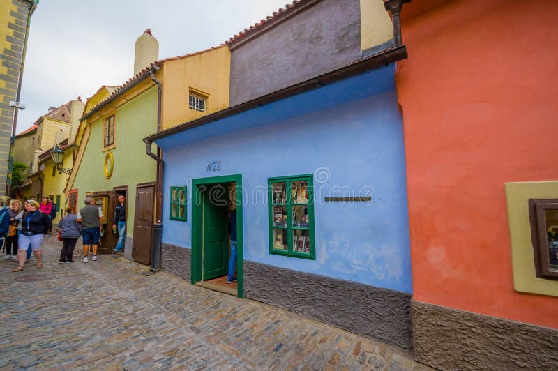 Praga, República Checa - 13 de agosto de 2015: Cidade velha da cidade, da grande arquitetura antiga modesta colorida e de ruas ap imagens de stock Praga, República Checa - 13 de agosto de 2015: Cidade velha da cidade, da grande arquitetura antiga modesta colorida e de ruas ap imagens de stock