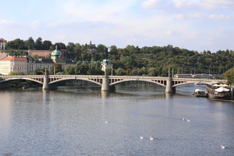 Praga, República Checa - 23 de agosto de 2016: Puente moderno sobre Vlt imágenes de archivo libres de regalías Praga, República Checa - 23 de agosto de 2016: Puente moderno sobre Vlt imágenes de archivo libres de regalías