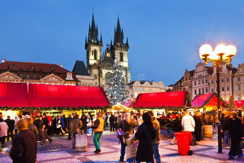 PRAGA, REPÚBLICA CHECA 5 DE ENERO DE 2013: Mercado de la Navidad de Praga imagen de archivo PRAGA, REPÚBLICA CHECA 5 DE ENERO DE 2013: Mercado de la Navidad de Praga imagen de archivo