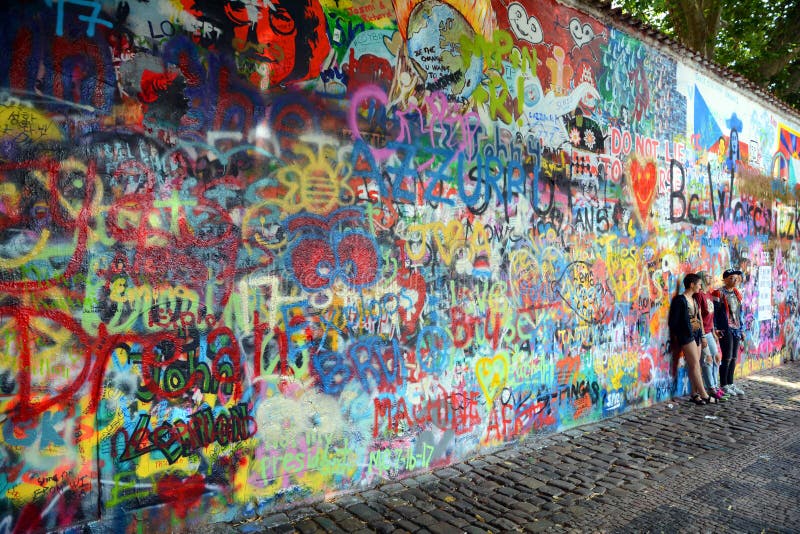 PRAGA, REPÚBLICA CHECA - 22 DE JULIO DE 2017: Pared de John Lennon en el centro de Praga foto de archivo PRAGA, REPÚBLICA CHECA - 22 DE JULIO DE 2017: Pared de John Lennon en el centro de Praga foto de archivo