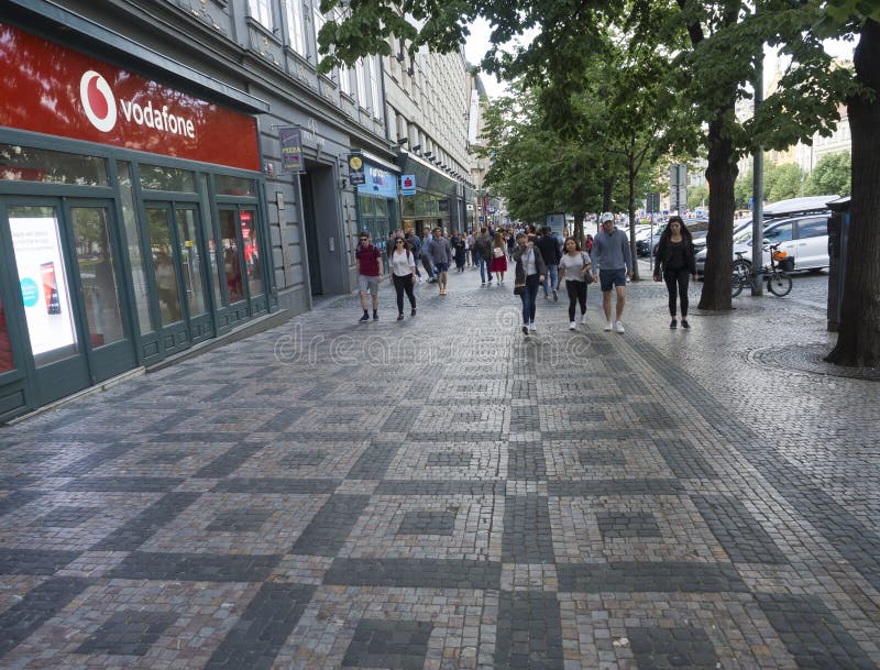 PRAGA, REPÚBLICA CHECA - 18 DE MAIO DE 2019: Grupo de povos do turista que andam no quadrado de Praga Wenceslas no histórico fotografia de stock royalty free PRAGA, REPÚBLICA CHECA - 18 DE MAIO DE 2019: Grupo de povos do turista que andam no quadrado de Praga Wenceslas no histórico fotografia de stock royalty free
