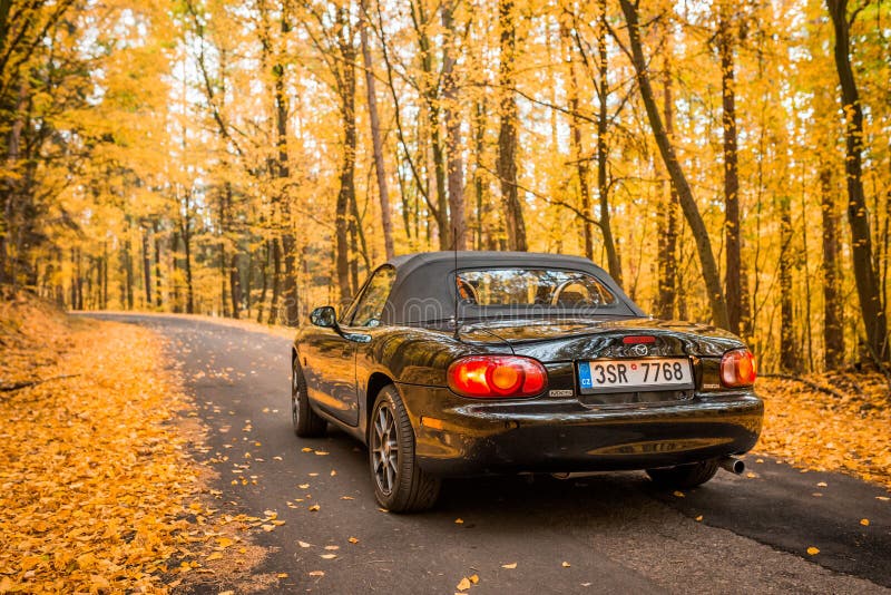 PRAGA, REPÚBLICA CHECA, OCTUBRE DE 2019: Mazda MX-5 Miata NB segunda generación, año modelo 1999 En una carretera forestal en oto imagen de archivo libre de regalías PRAGA, REPÚBLICA CHECA, OCTUBRE DE 2019: Mazda MX-5 Miata NB segunda generación, año modelo 1999 En una carretera forestal en oto imagen de archivo libre de regalías