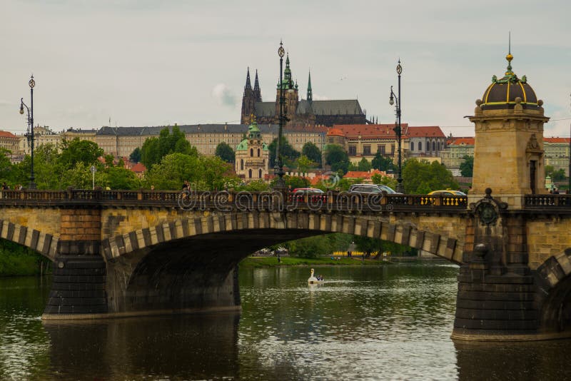 Praga, república checa: Vista do rio de Moldau à parte superior do castelo do St Vitus Cathedral e de Praga foto de stock Praga, república checa: Vista do rio de Moldau à parte superior do castelo do St Vitus Cathedral e de Praga foto de stock