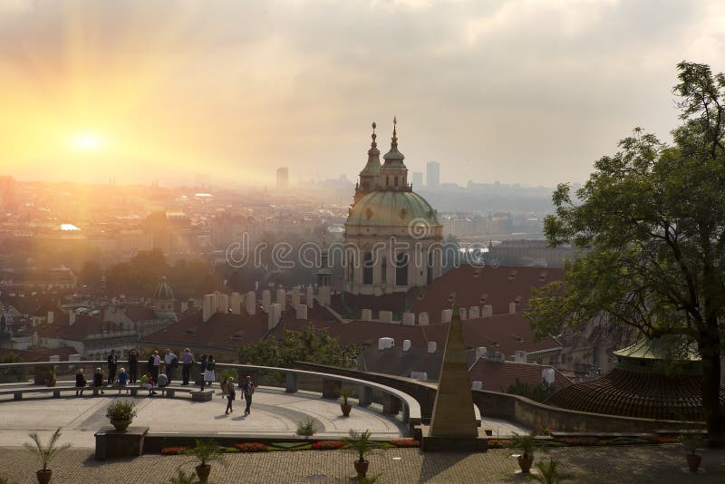 Praga, vista aérea de telhados velhos da cidade na cidade velha do olhar fixo Mesto de Praga em um por do sol foto de stock Praga, vista aérea de telhados velhos da cidade na cidade velha do olhar fixo Mesto de Praga em um por do sol foto de stock