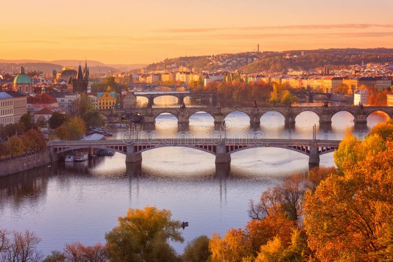 Praga, vista panoramica ai ponti storici, alla vecchia città ed al fiume della Moldava dal punto di vista popolare nel parco di L immagini stock libere da diritti Praga, vista panoramica ai ponti storici, alla vecchia città ed al fiume della Moldava dal punto di vista popolare nel parco di L immagini stock libere da diritti