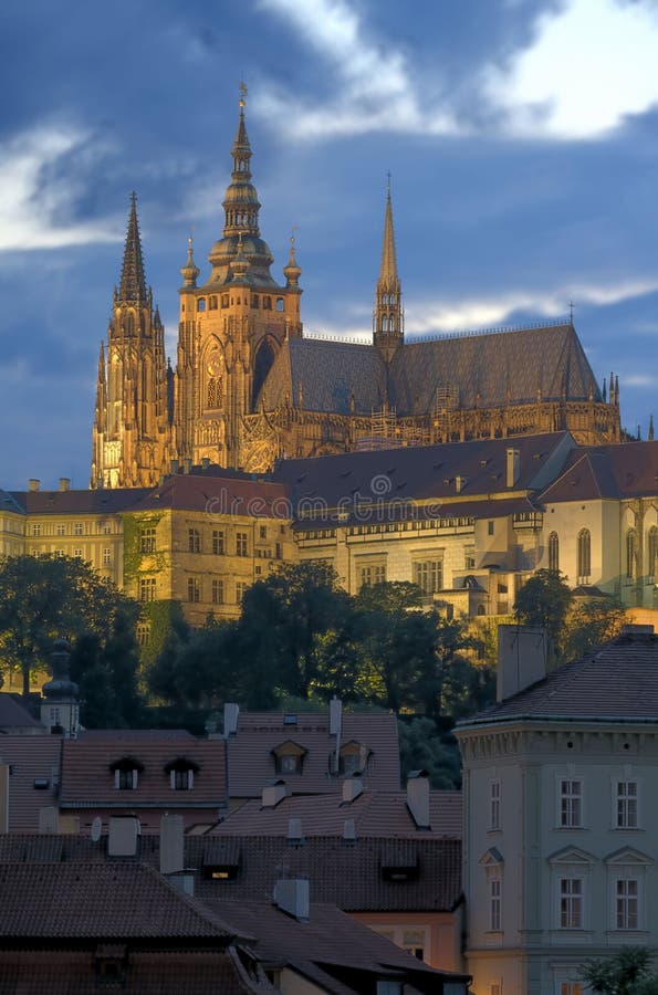 Da la bienvenida catedral en Praga castillo.