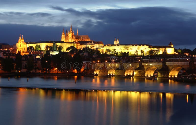 Una foto interesado en Praga, checo, castillo a famoso puente.