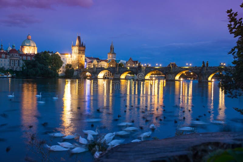 Puente en Praga por la noche, checo.