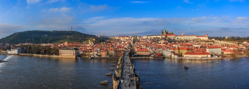 Prague Charles Bridge på dagen royaltyfri foto Prague Charles Bridge på dagen royaltyfri foto