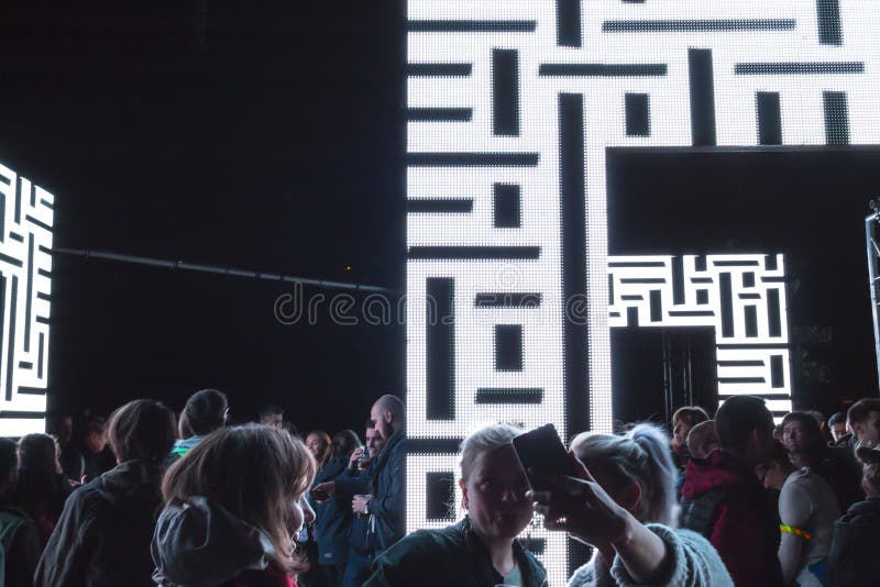PRAGUE, CZ - 12 OCTOBRE 2017 : Les gens à l'axiome allument l'installation par Kit Webster au festival 2017 de signal lumineux de image libre de droits PRAGUE, CZ - 12 OCTOBRE 2017 : Les gens à l'axiome allument l'installation par Kit Webster au festival 2017 de signal lumineux de image libre de droits