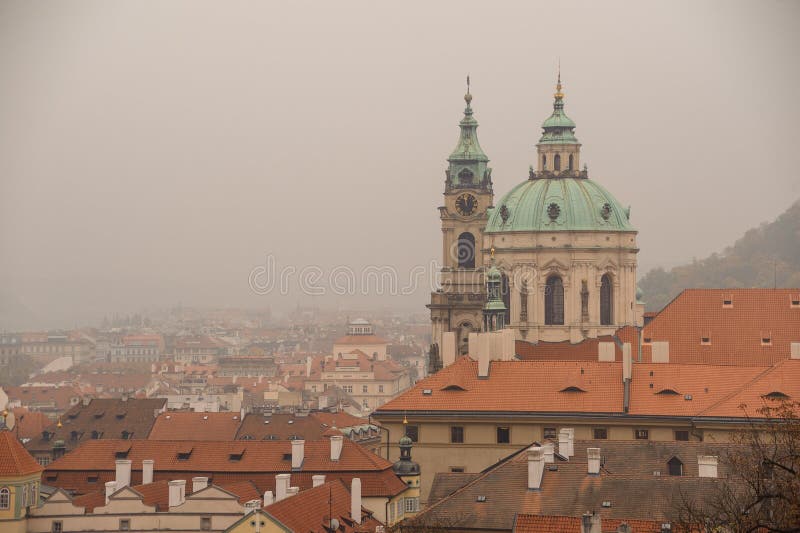 PRAGUE CZECHIA - OKTOBER 18, 2017: St Nicholas Church eller Mal Strana Kyrkan av St Nicholas en barock kyrka i Lesser Tow arkivfoto PRAGUE CZECHIA - OKTOBER 18, 2017: St Nicholas Church eller Mal Strana Kyrkan av St Nicholas en barock kyrka i Lesser Tow arkivfoto