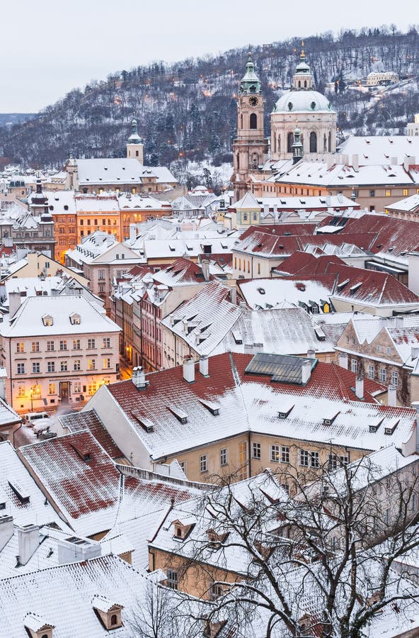 Prague i vintertid, sikt på snöig tak arkivbild Prague i vintertid, sikt på snöig tak arkivbild