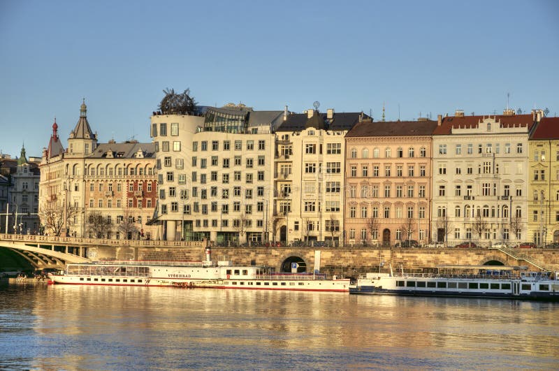 Prague invallning med danshuset royaltyfri foto