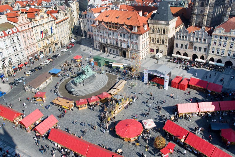 Prague påskmarknad, gammal stadfyrkant, Prague, Tjeckien royaltyfri foto Prague påskmarknad, gammal stadfyrkant, Prague, Tjeckien royaltyfri foto