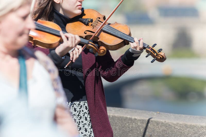 PRAGUE, R?PUBLIQUE TCH?QUE 16-04-2019 : Femmes jouant le violon dehors parmi les personnes image stock PRAGUE, R?PUBLIQUE TCH?QUE 16-04-2019 : Femmes jouant le violon dehors parmi les personnes image stock