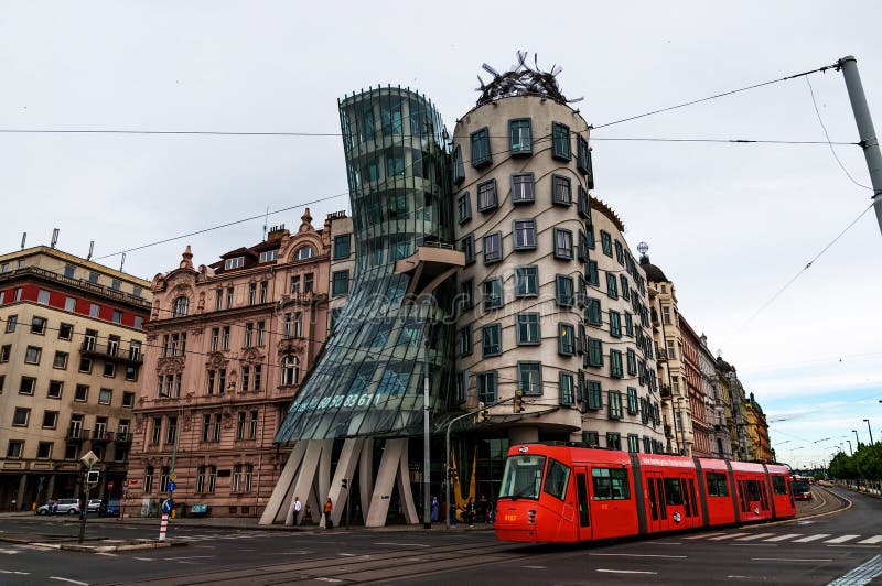 PRAGUE, RÉPUBLIQUE TCHÈQUE - 16 juillet 2017 : Bâtiment moderne, également connu sous le nom de Chambre de danse, conçue par Vlad image stock PRAGUE, RÉPUBLIQUE TCHÈQUE - 16 juillet 2017 : Bâtiment moderne, également connu sous le nom de Chambre de danse, conçue par Vlad image stock