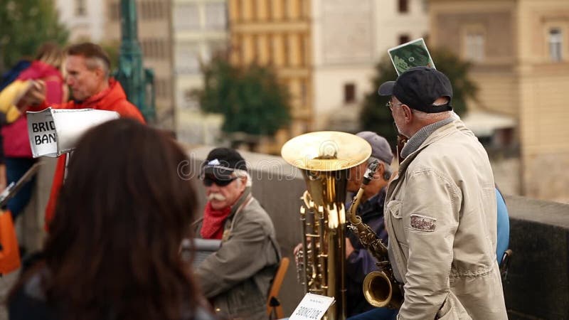 Prague, République Tchèque Musiciens de rue de rue exécutant le pont de Jazz Songs At The Charles à Prague Jouer de la musique es