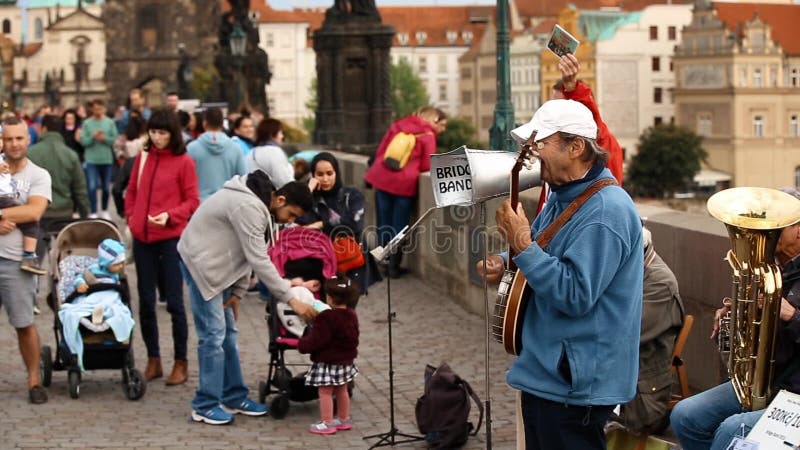 Prague, République Tchèque Musiciens de rue de rue exécutant le pont de Jazz Songs At The Charles à Prague Jouer de la musique es