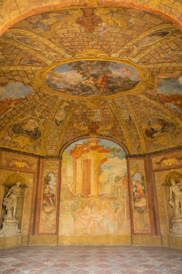 Prague, République Tchèque - 25 08 2018 : À l'intérieur de Sala Terrena admirablement peinte et décorée au jardin de Vrtba ou image stock Prague, République Tchèque - 25 08 2018 : À l'intérieur de Sala Terrena admirablement peinte et décorée au jardin de Vrtba ou image stock
