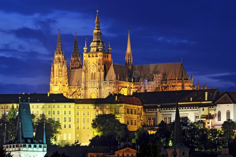 Prague slott i aftonen med den inklusive dekorativa belysningen, Tjeckien fotografering för bildbyråer Prague slott i aftonen med den inklusive dekorativa belysningen, Tjeckien fotografering för bildbyråer