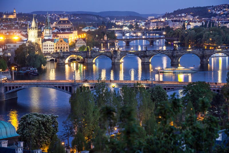 Prague solnedgångsikt av den gamla stadarkitekturen och Charles briden arkivfoto Prague solnedgångsikt av den gamla stadarkitekturen och Charles briden arkivfoto