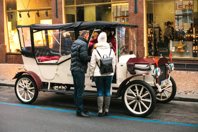 Prague Tjeckien, December 24, 2016: Retro bilar för underhållningturister under julen semestrar i Prague royaltyfri fotografi Prague Tjeckien, December 24, 2016: Retro bilar för underhållningturister under julen semestrar i Prague royaltyfri fotografi