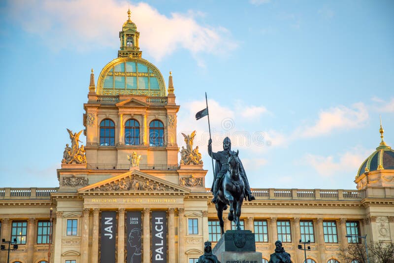 Prague Tjeckien - 18 01 2019: den rid- statyn av helgonet Wenceslas och Neorenaissance det nationella museet in royaltyfria bilder Prague Tjeckien - 18 01 2019: den rid- statyn av helgonet Wenceslas och Neorenaissance det nationella museet in royaltyfria bilder