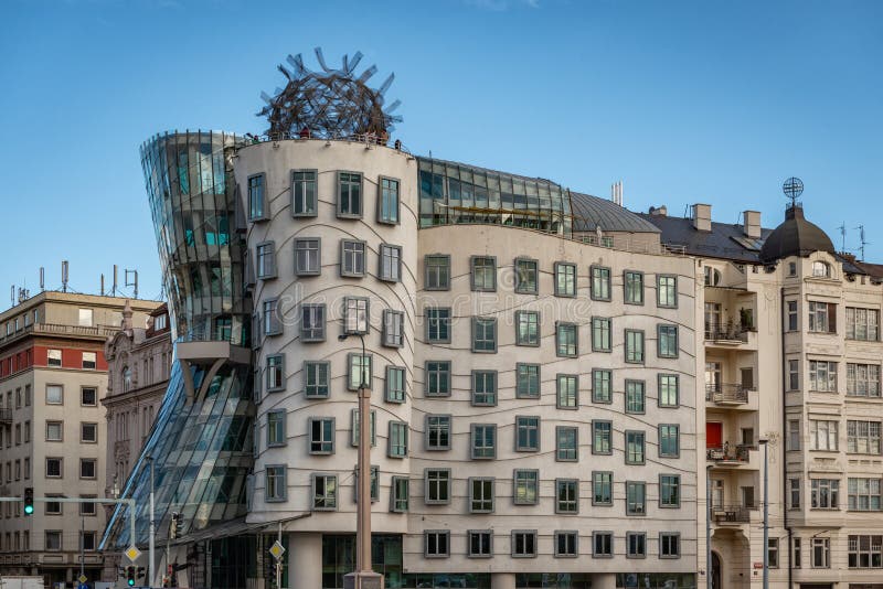 Prague Tjeckien och den dansa husbyggnaden arkivfoton
