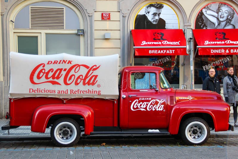 PRAGUE TJECKIEN - Oktober 23 2015: En gammal renoverad röd Ford tappningcoca - colalastbil (uppsamling) i en parkeringsplats royaltyfria foton