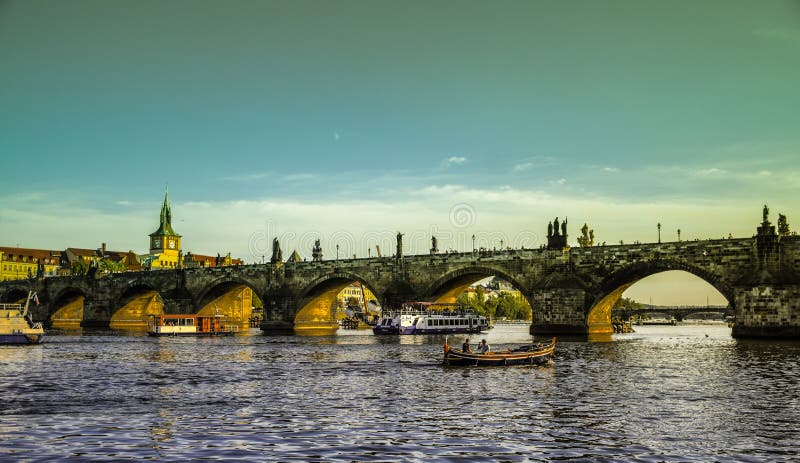 Prague Tjeckien - September, 17, 2019: Par tycker om romantisk solnedgång i ett fartyg i den Vltava floden med charles fotografering för bildbyråer Prague Tjeckien - September, 17, 2019: Par tycker om romantisk solnedgång i ett fartyg i den Vltava floden med charles fotografering för bildbyråer