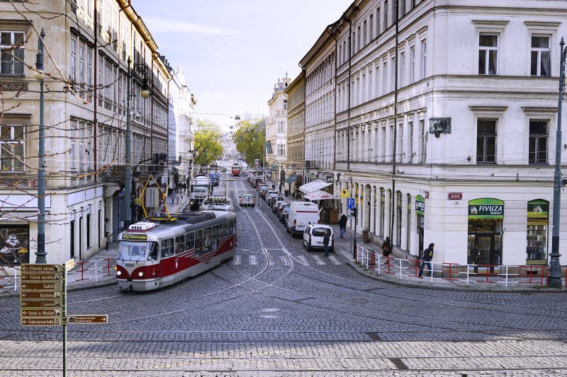 2019 11 praha czech. Tram giallo bianco e rosso per le strade della peste. nuovo tram rosso ceco numero 22 immagine stock