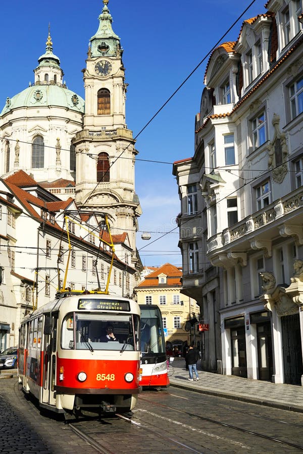 2019 11 praha czech. Tram giallo bianco e rosso per le strade della peste. nuovo tram rosso ceco numero 15 fotografia stock libera da diritti