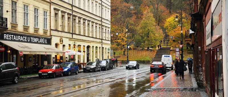 Praha, Tsjechische republiek - 28 Oktober, 2018: auto's en mensen in Vitezna-straat dichtbij gedenkteken aan de slachtoffers van stock foto's Praha, Tsjechische republiek - 28 Oktober, 2018: auto's en mensen in Vitezna-straat dichtbij gedenkteken aan de slachtoffers van stock foto's
