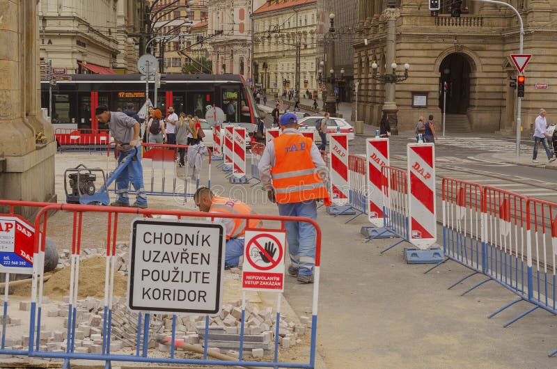 Praha/Κεντρική Βοημία/Τσεχική Δημοκρατία - 16, ‎ 09, ‎ 2019: Εργαζόμενοι του οδικού δικτύου επισκευάζουν το πεζοδρόμιο στοκ φωτογραφίες με δικαίωμα ελεύθερης χρήσης