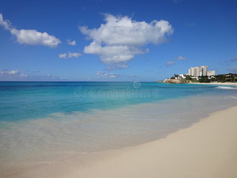 Praia arenosa branca da baía do salmonete em St Maarten foto de stock Praia arenosa branca da baía do salmonete em St Maarten foto de stock
