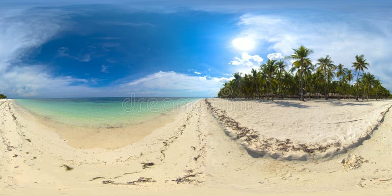 Praia arenosa e mar tropical. visão de 360 graus da ilha de panglao