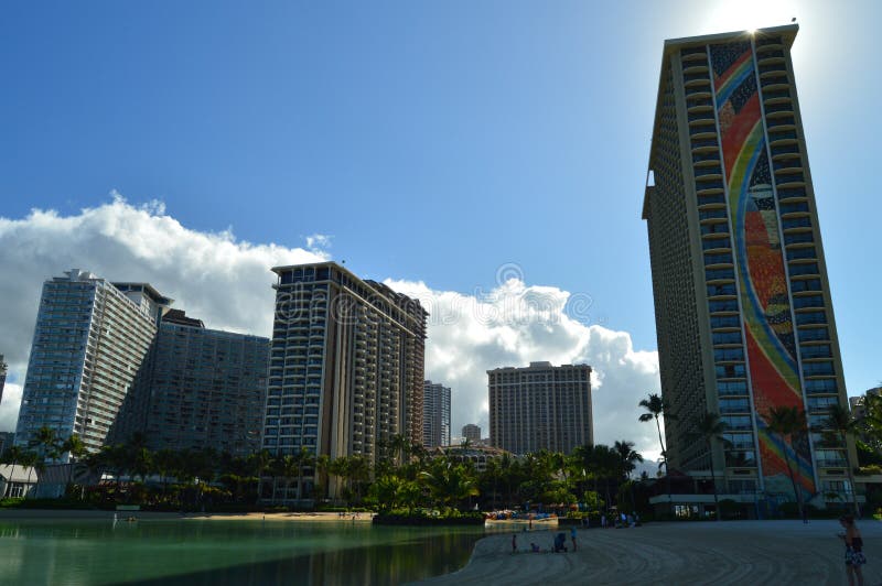 Praia artificial de Waikiki com fundo incrível dos arranha-céus imagem de stock Praia artificial de Waikiki com fundo incrível dos arranha-céus imagem de stock