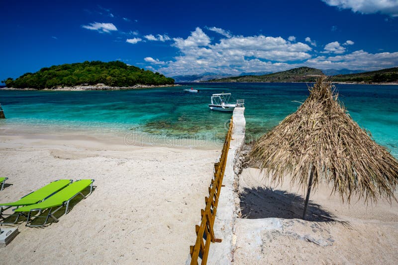 Praia bonita do mar Ionian, Ksamil, Albânia foto de stock Praia bonita do mar Ionian, Ksamil, Albânia foto de stock