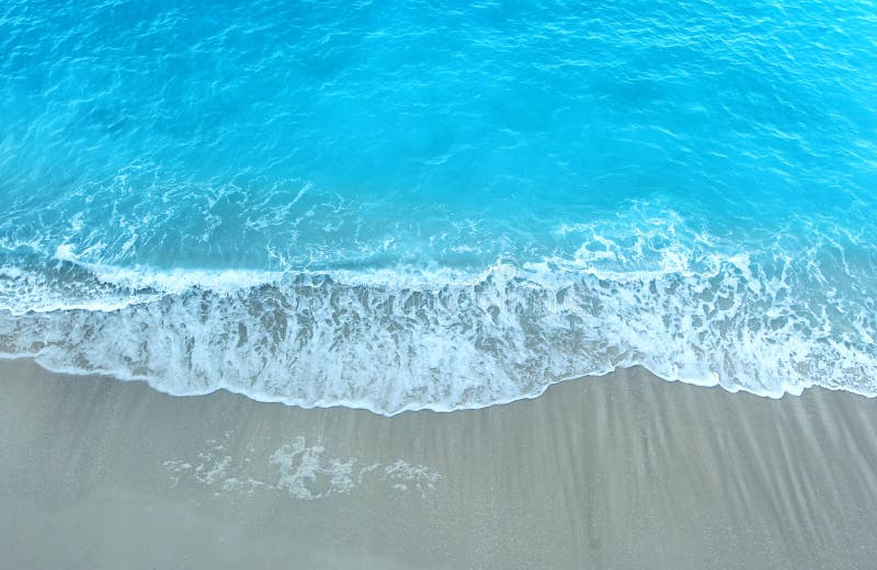 Praia branca da areia e água azul com pares bonitos dos noivos bonitos
