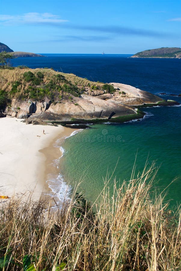 Praia cristalina do deserto em Niteroi foto de stock Praia cristalina do deserto em Niteroi foto de stock