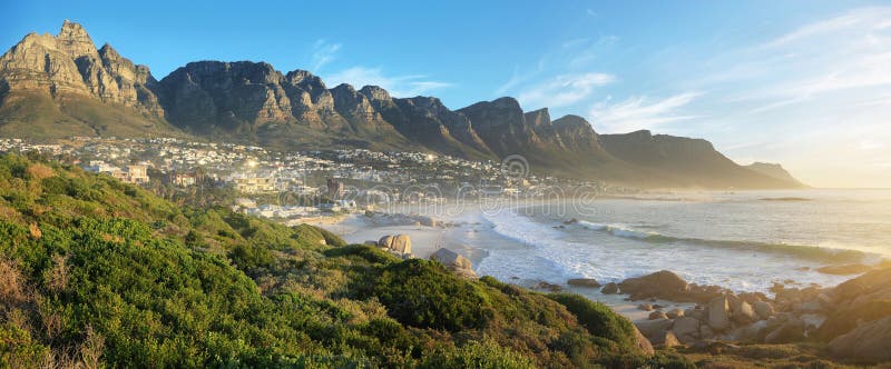 Praia da baía dos acampamentos em Cape Town, África do Sul imagem de stock Praia da baía dos acampamentos em Cape Town, África do Sul imagem de stock