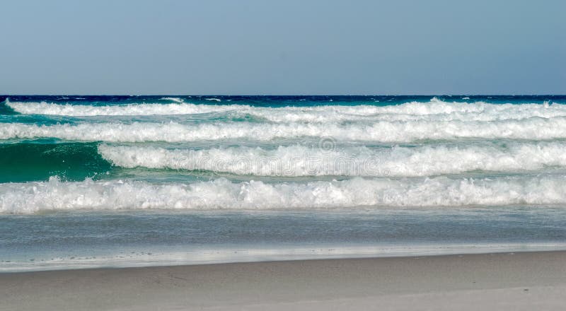 Praia das dunas με δυνατά κύματα στη θάλασσα και τον όμορφο γαλάζιο ουρανό. στοκ εικόνες