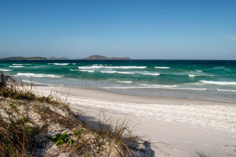 Praia das dunas με τις αμμόλοφες του γαλάζιος ουρανός και βουνά στο φόντο. στοκ εικόνες με δικαίωμα ελεύθερης χρήσης