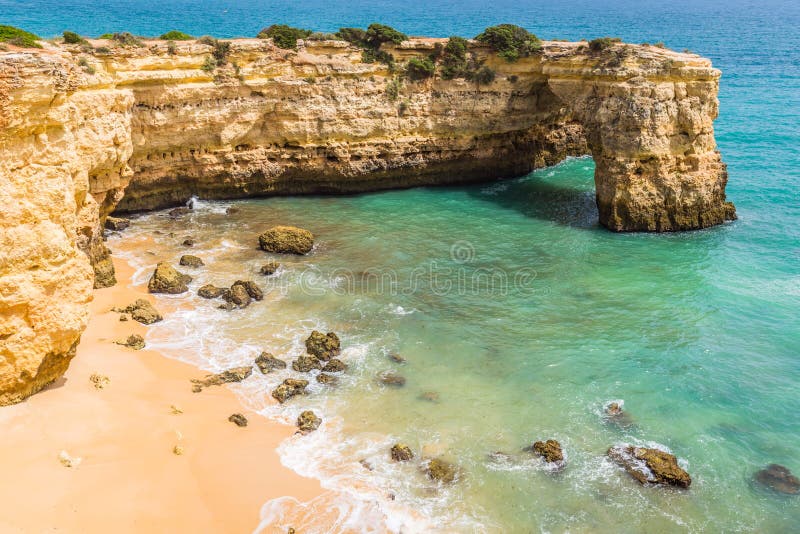 Praia De Albandeira - piękny wybrzeże i plaża Algarve, port fotografia royalty free Praia De Albandeira - piękny wybrzeże i plaża Algarve, port fotografia royalty free
