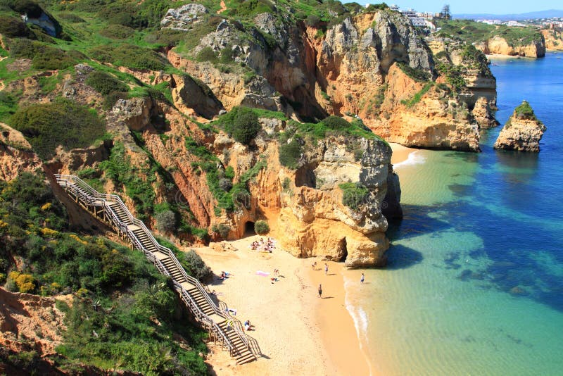 Praia de Benagil strand på den atlantiska kusten, Algarve, Portugal royaltyfri bild Praia de Benagil strand på den atlantiska kusten, Algarve, Portugal royaltyfri bild