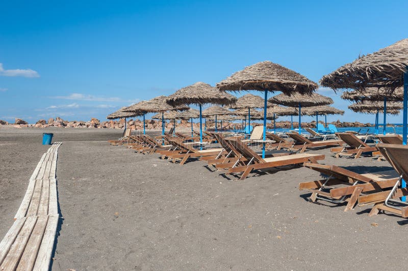 Praia de areia cinzenta de Monolithos, Santorini imagens de stock