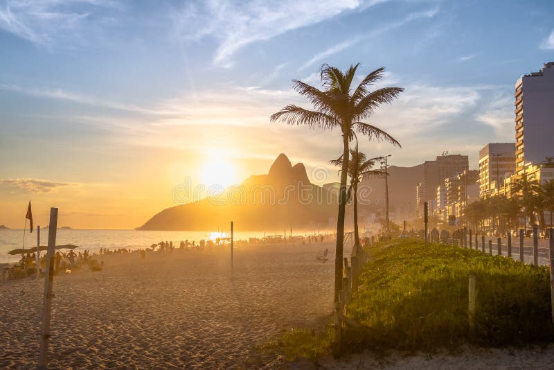 Praia de Ipanema e montanha no por do sol - Rio de janeiro de dois irmãos, Brasil
