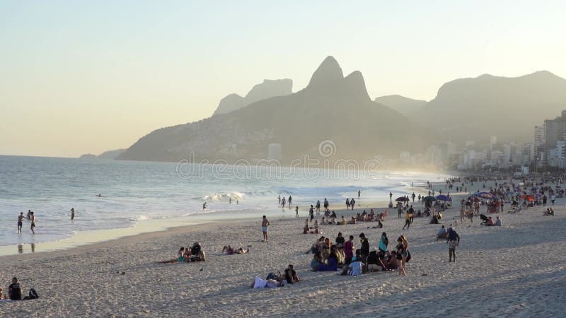 Praia de ipanema no pôr do sol rio de janeiro no brasil