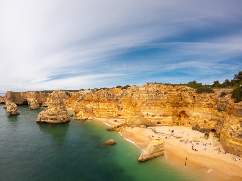 Praia DE Marinha Most mooi strand in Lagoa, Algarve Portugal Satellietbeeld op klippen en kust van de Atlantische Oceaan royalty-vrije stock fotografie Praia DE Marinha Most mooi strand in Lagoa, Algarve Portugal Satellietbeeld op klippen en kust van de Atlantische Oceaan royalty-vrije stock fotografie